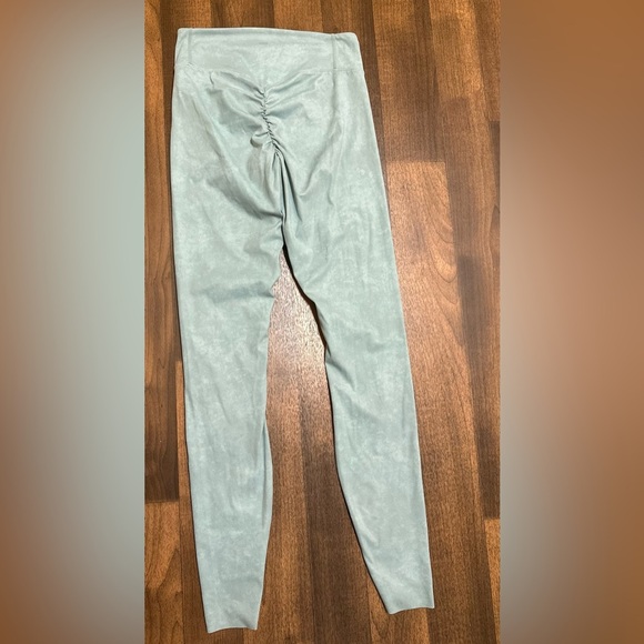 Green Leggings with High-Waisted Design - Picture 5 of 8